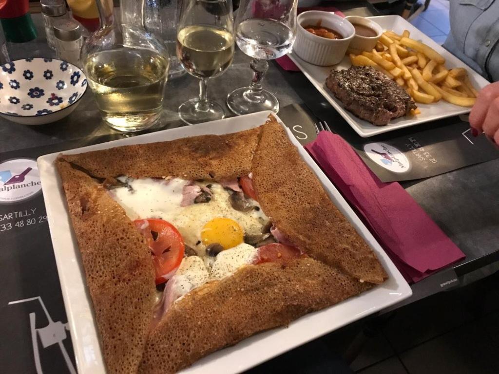 蓬托尔松 Le Grillon酒店 外观 照片