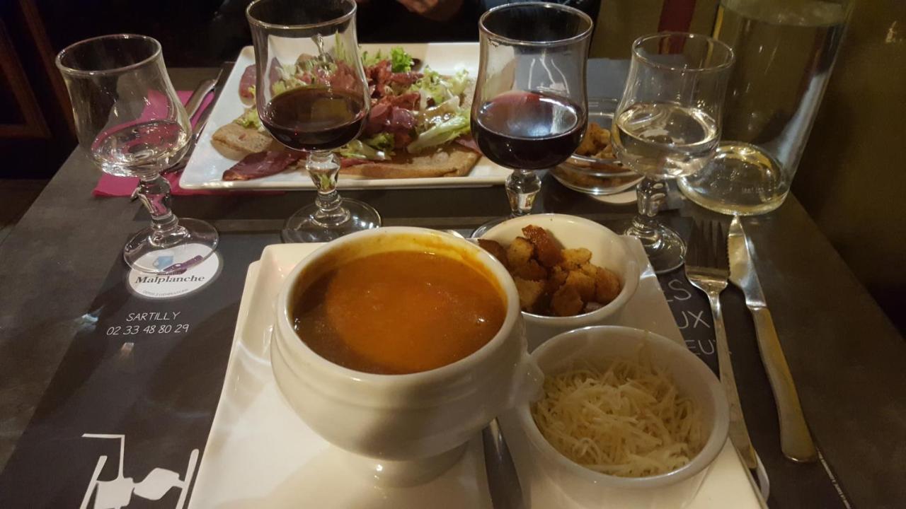 蓬托尔松 Le Grillon酒店 外观 照片